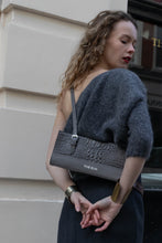 Load image into Gallery viewer, East-West Bag Colette | Grey silver
