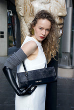 Load image into Gallery viewer, East-West Bag Lina | Black Gold
